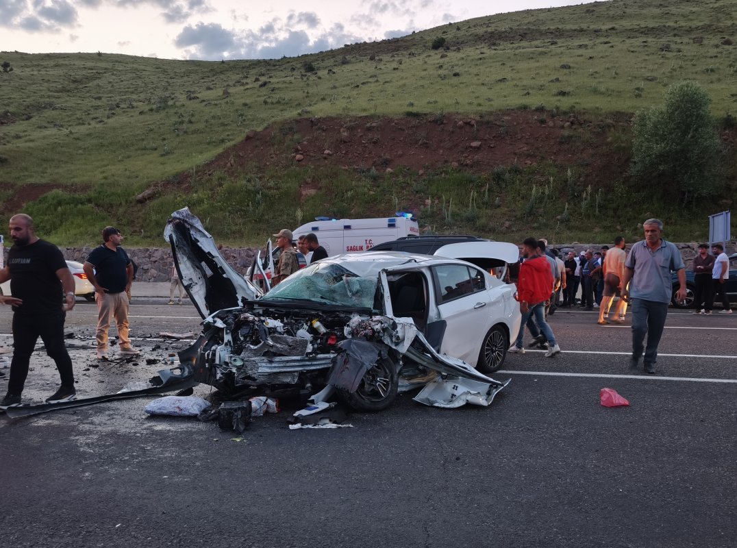Bingöl Solhan'da Otomobil ile Tır Çarpıştı: 3 Yaralı