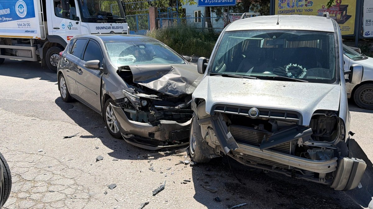 Eskişehir Gültepe Mahallesi Trafik Kazası: 1'i Çocuk 5 Kişi Yaralandı