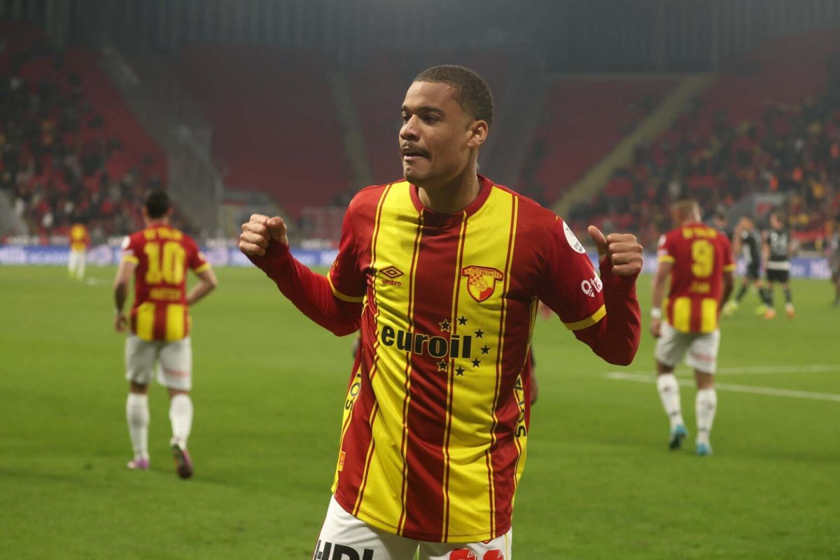 Göztepe'de Transfer Çılgınlığı: Armstrong Geldi, Janderson Gidiyor!