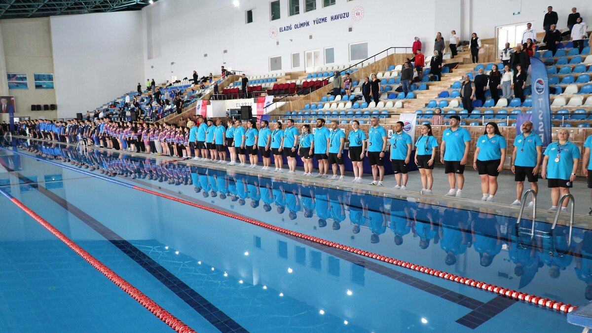 Elazığ'da Paletli Yüzme Şampiyonası Başladı