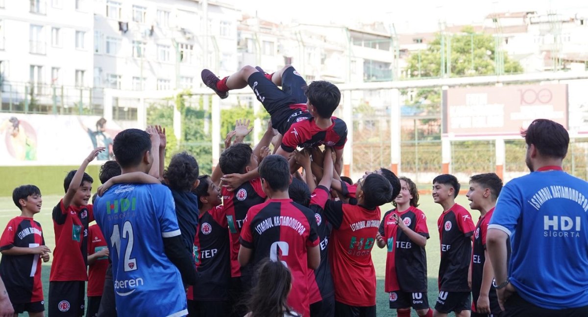 İstanbul Kastamonuspor U13 Takımı Namağlup Şampiyon Oldu