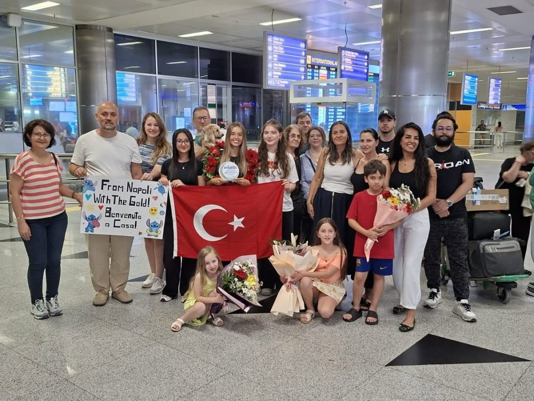 Eda Savcıgil İtalya'da Tarih Yazdı: Capri-Napoli Rekoru!