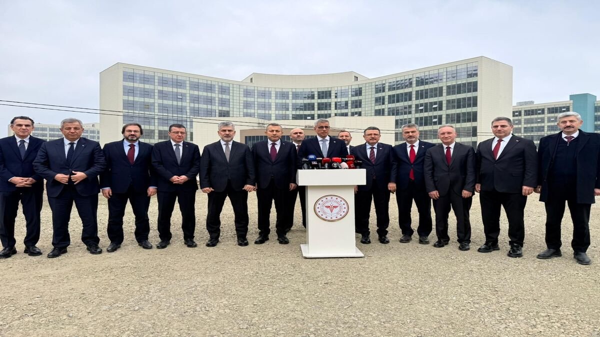 Kayıyor mu? Bakan Memişoğlu Trabzon Şehir Hastanesi İçin Son Noktayı Koydu: "6 Metre Derine İndik!"