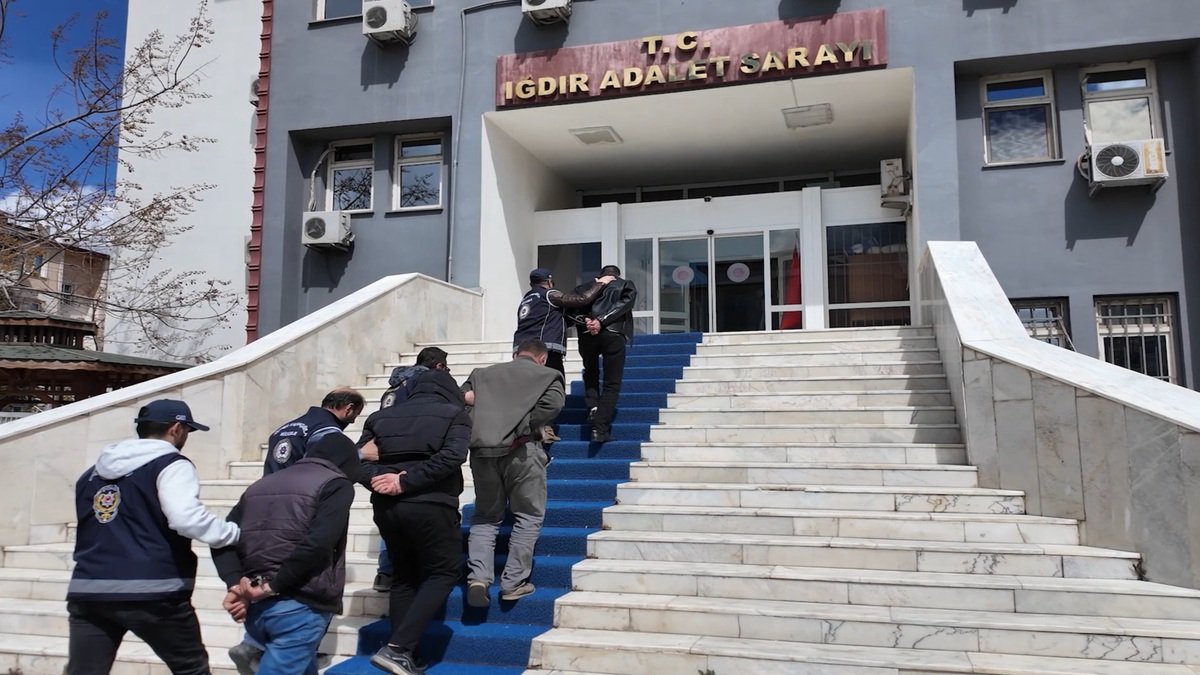 Sınırda Kuş Uçurtulmadı: Adreslerden Çıkanlar Ekipleri Bile Şaşırttı!