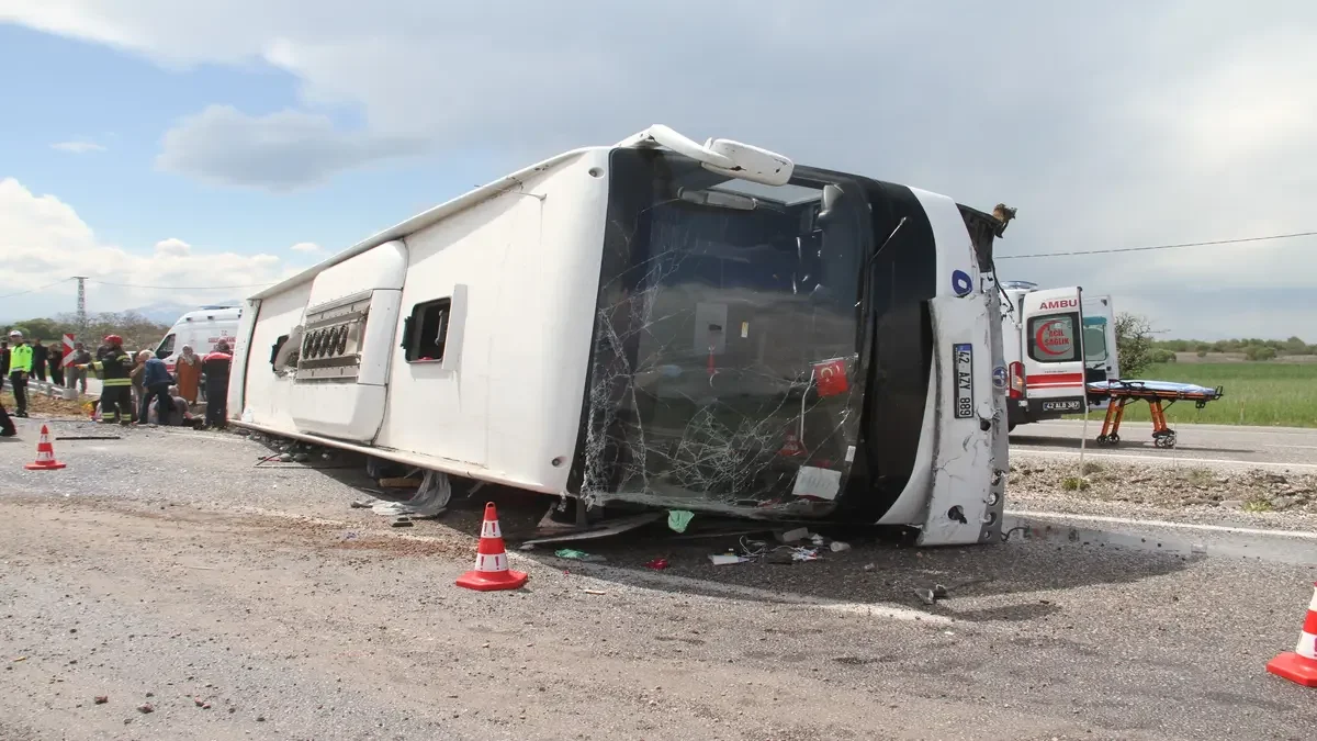 Antalya-Konya Yolunda Korkunç Kaza: Yağışlı Havada Kontrolden Çıkan Otobüs Yan Yattı!