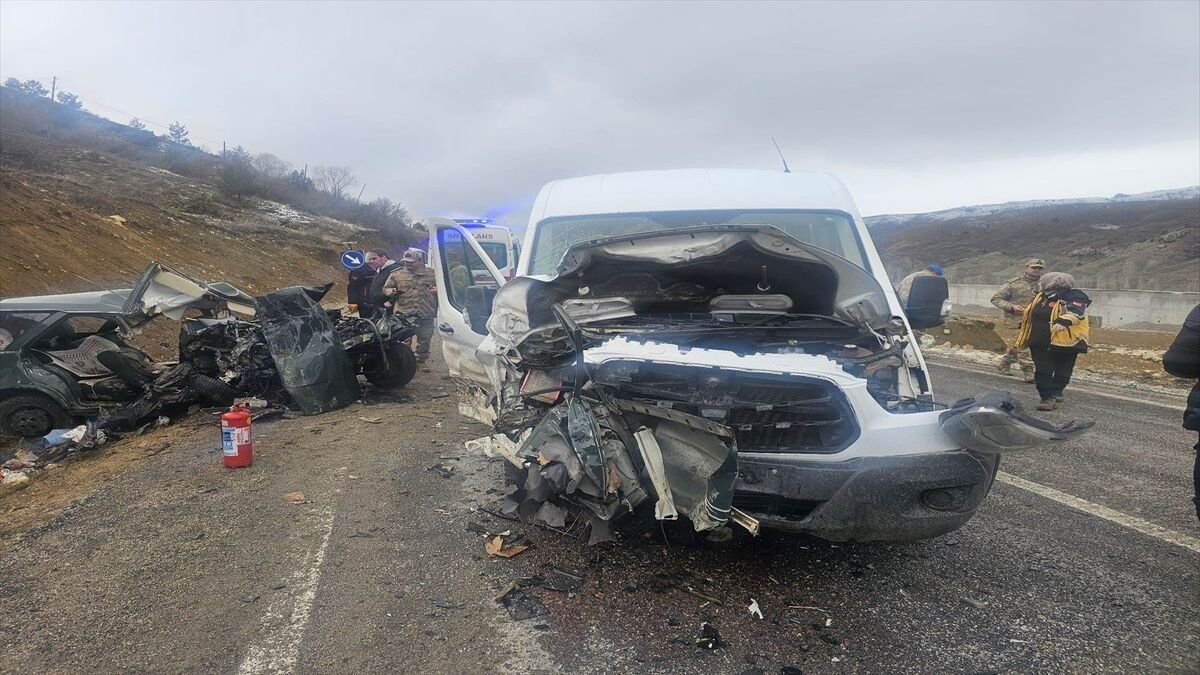 Gümüşhane Kelkit'te Feci Kaza: Öğretmen Servisi ve Otomobil Çarpıştı!